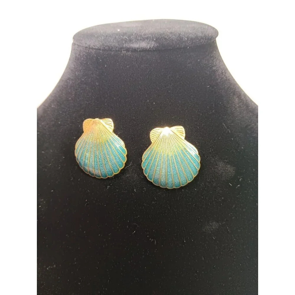 Vtg Scalloped Seashell Blue Enamel Post Goldtone Earrings Fashion Beach Summer